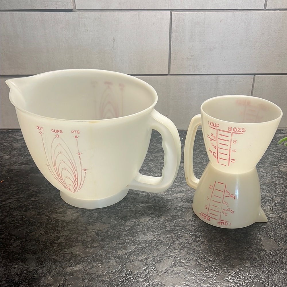 Vintage Tupperware White Mixing Bowl and Measuring Cup Set.  Excellent condition